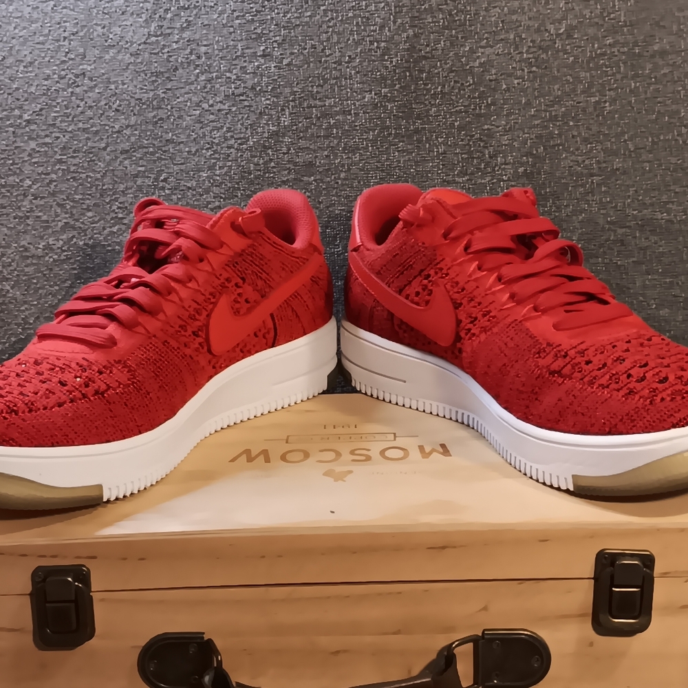 Nike Men's Air Force 1 Low Flyknit Sneakers, Size 7 - Picture 8 of 9